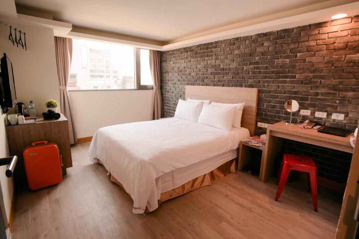 Kiwi Express Hotel - Chenggong Rd Тайчжун Экстерьер фото