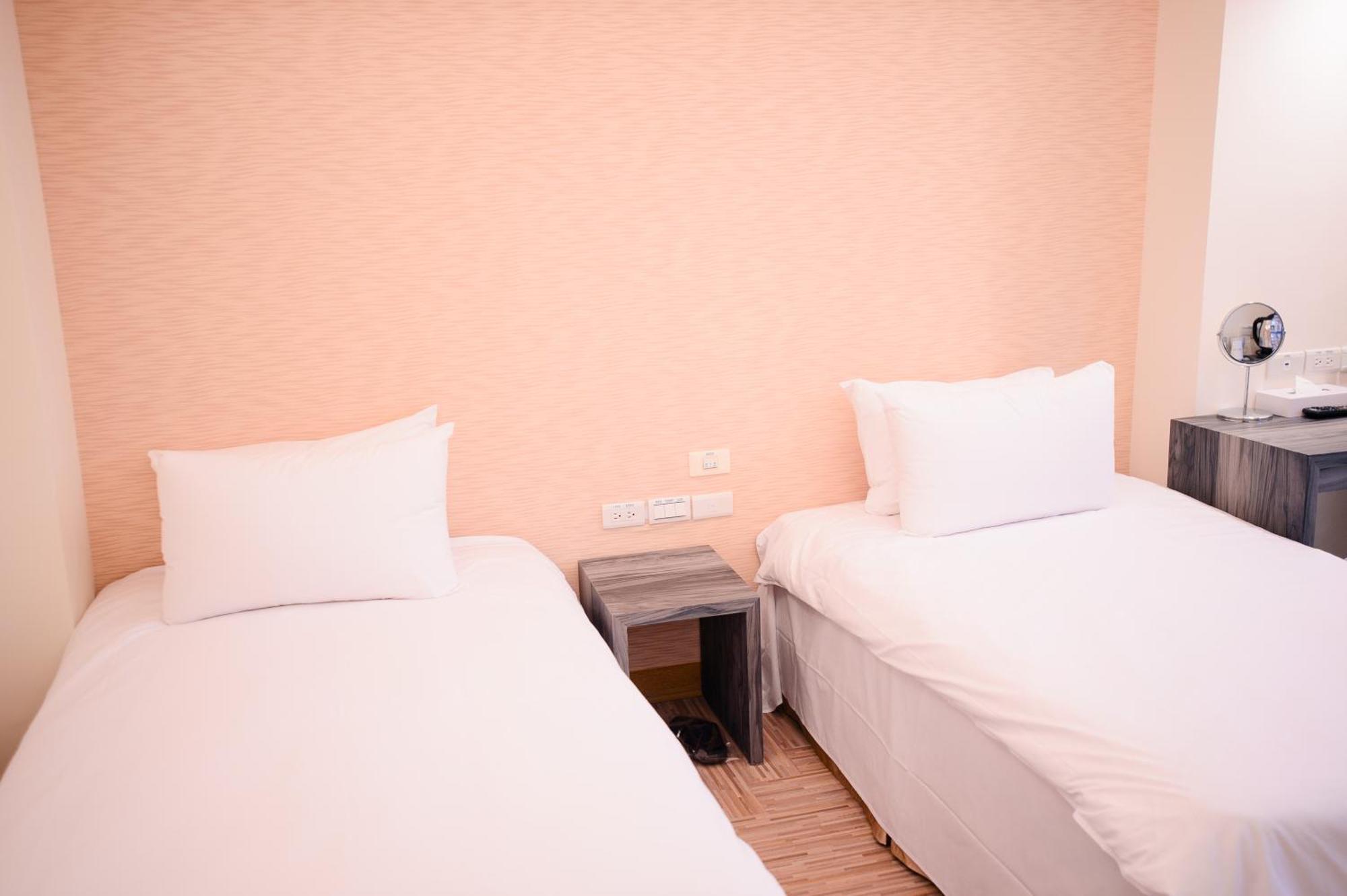 Kiwi Express Hotel - Chenggong Rd Тайчжун Экстерьер фото